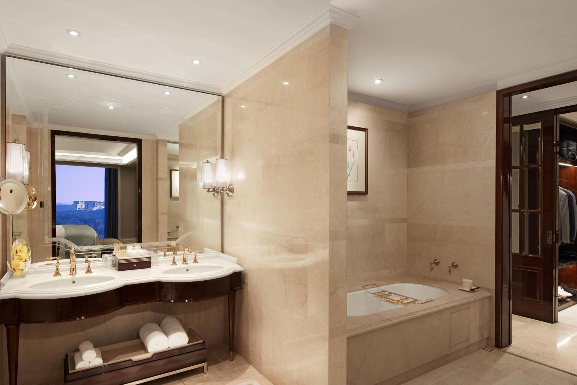 The Ritz-Carlton, Pune Exteriör bild