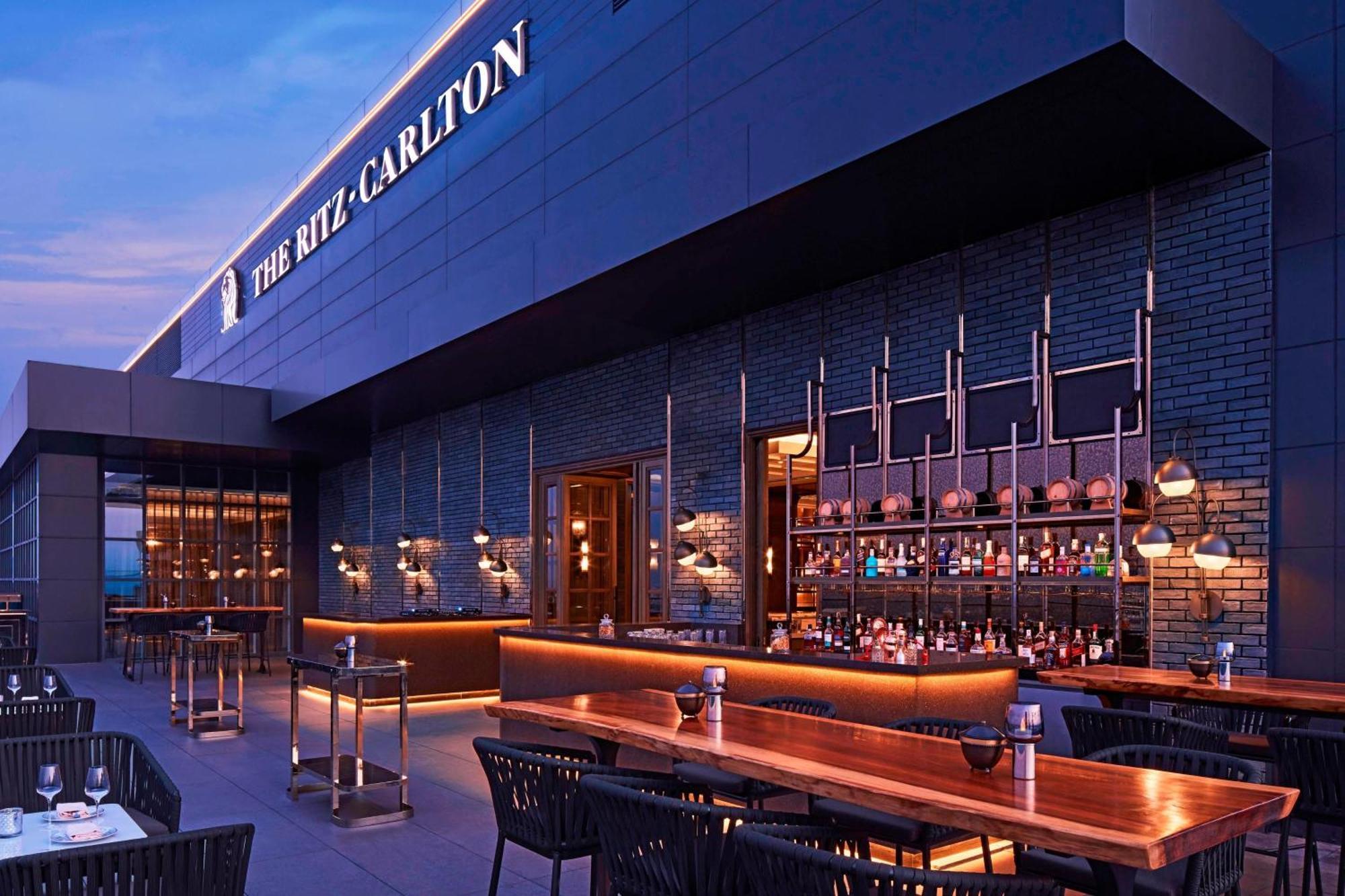 The Ritz-Carlton, Pune Exteriör bild
